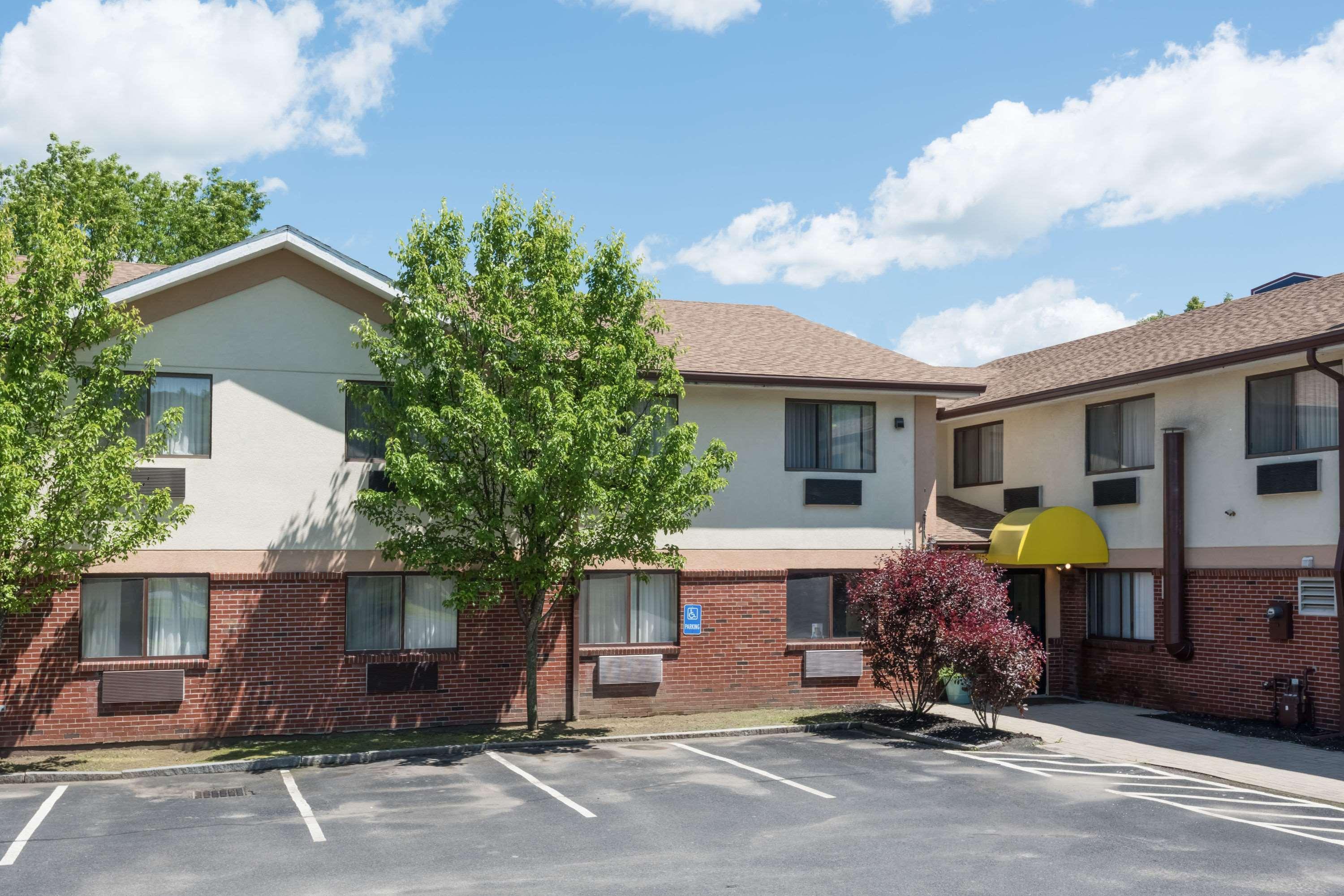 Days Inn By Wyndham Greenfield Exterior photo